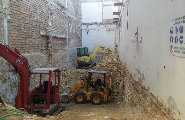 Máquinas escavadoras en obra con espacios reducidos